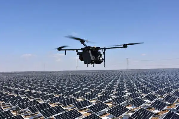 A graph showing solar panel efficiency staying high over time with pure water cleaning vs. declining with hard water cleaning